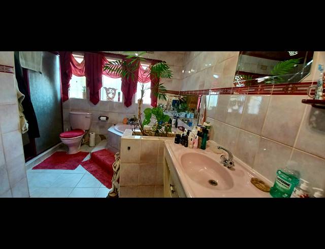 3 BEDROOM FREEHOLD FOR SALE IN KENLEAF